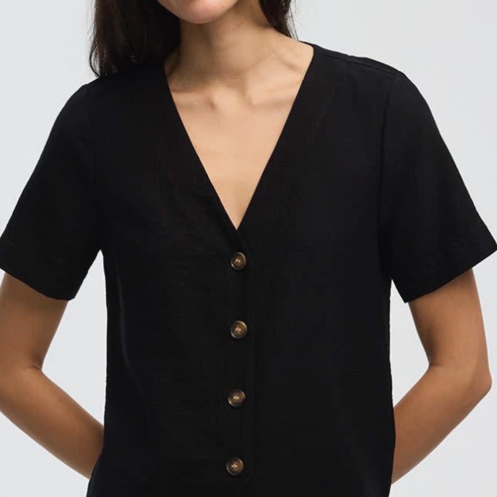 Reitmans Black Silky Short-Sleeve Button Front Blouse Size Medium EUC